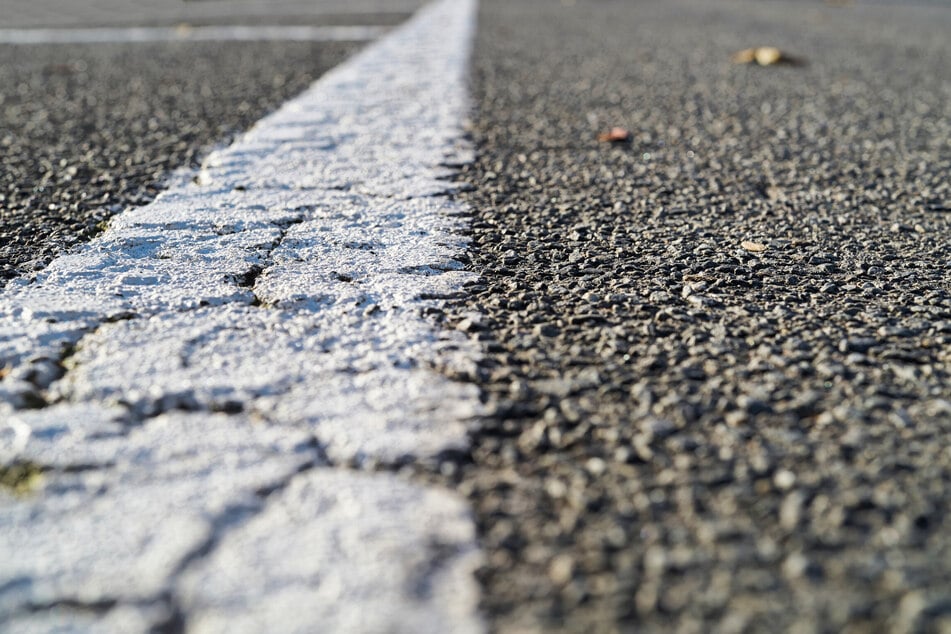 Ein 55-Jähriger hatte im Wartburgkreis offenbar einfach so eine Straße aufgerissen. (Symbolfoto)