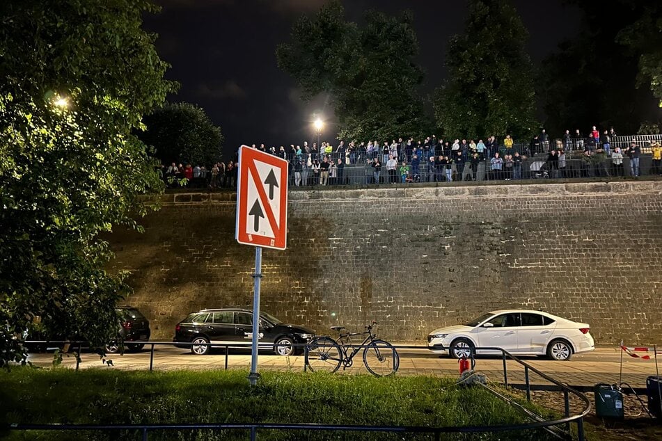 Statt Sightseeing durch das abendliche Dresden schauen alle nur auf die Carolabrücke.