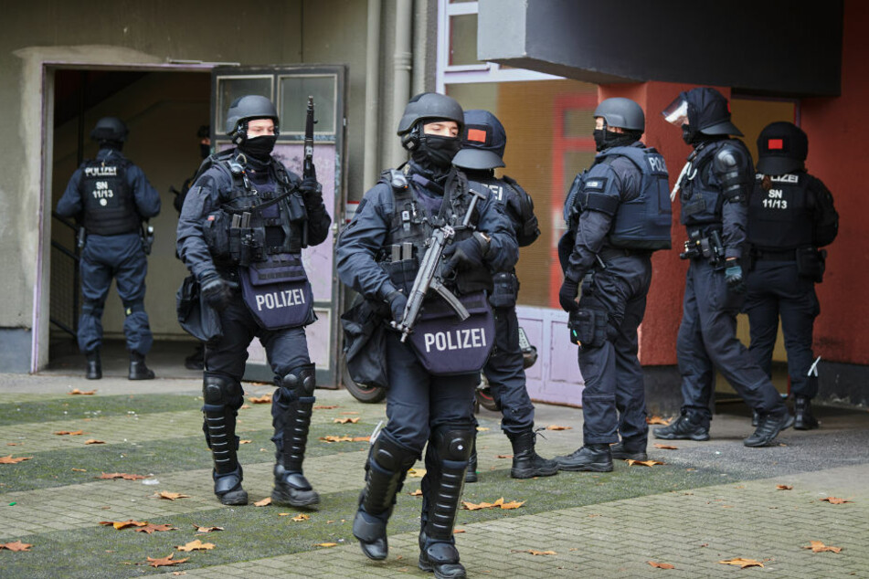 Knapp ein Jahr nach dem Kunstdiebstahl im Dresdner Grünen Gewölbe hat die Polizei am Dienstagmorgen in Berlin drei Tatverdächtige festgenommen.