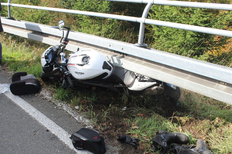 Das Motorrad der Marke Triumph rutschte unter eine Leitplanke.