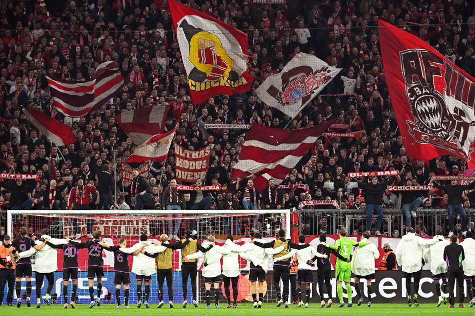 Die Bayern-Stars feiern nach dem Sieg über Istanbul vor dem Münchner Fan-Block.