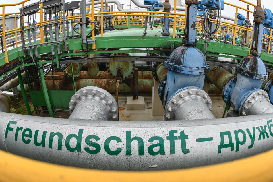 Die PCK Raffinerie in Schwedt wird über die Pipeline "Druschba" mit russischem Erdöl versorgt. Obwohl Rohöl über Pipelines fließen darf, will Deutschland auch hierfür ein Embargo.