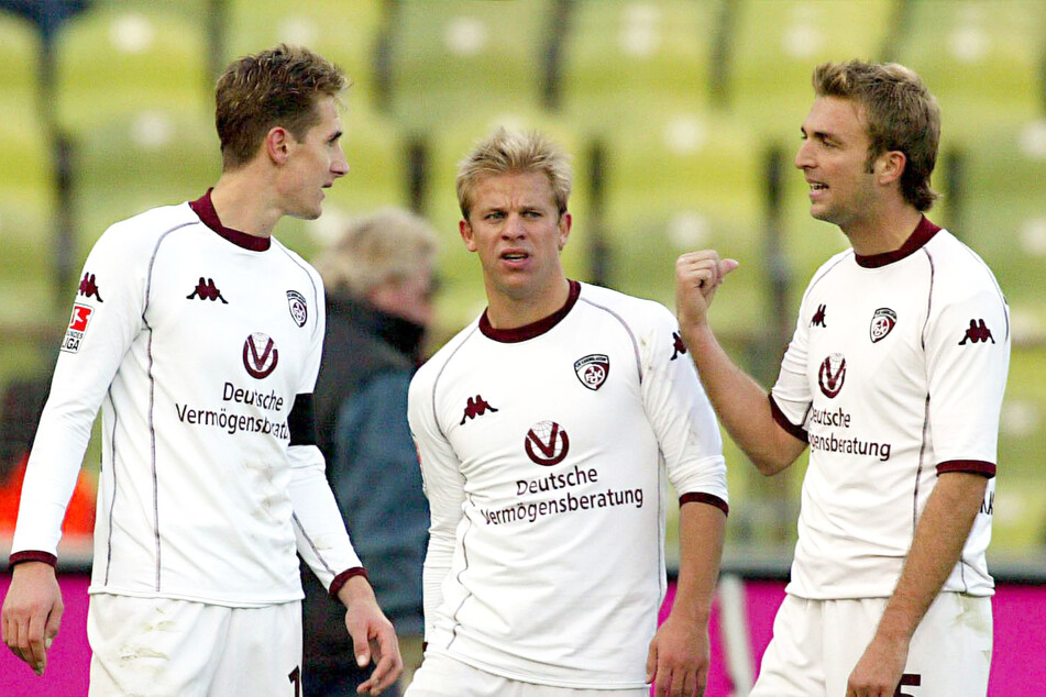 Anfang (M.) spielte zwischen 2002 und 2004 selbst beim 1. FC Kaiserslautern, hier 2003 mit Miroslav Klose (45, l.) und dem jetzigen Geschäftsführer Thomas Hengen (49, r.).