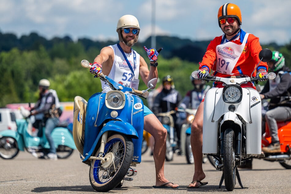 In der Kategorie "Kreativität" wurde Thomas Apitz (l.) im Surferlook mit Flip-Flops und seiner blauen Schwalbe samt Surfbrett ausgezeichnet.