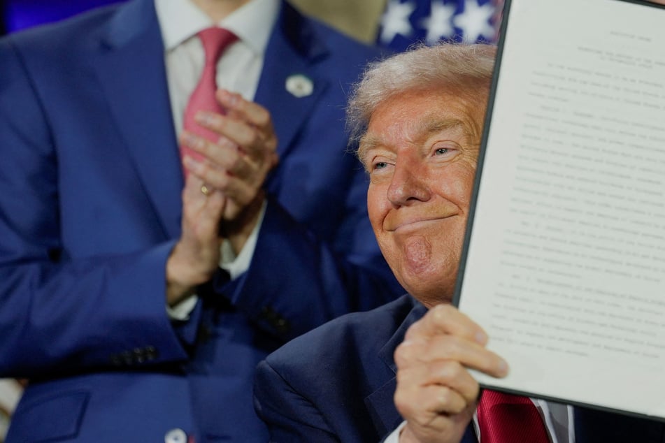 Trump pushes aggressive new AI strategy as experts raise alarm