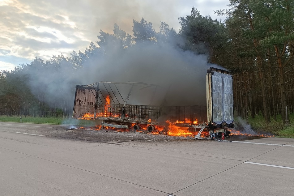Unfall A2: Rapsöl-Laster brennt aus: Auf der A2 droht tagelanges Stau-Chaos!