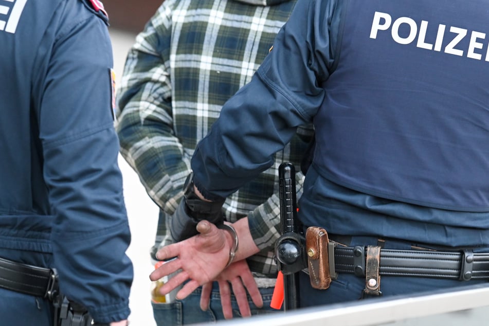 In Rohrbach brachte eine Polizeikontrolle während einer "Faschingsdemo" das Fass zum Überlaufen: Ein 38-Jähriger wurde verhaftet. (Symbolbild)