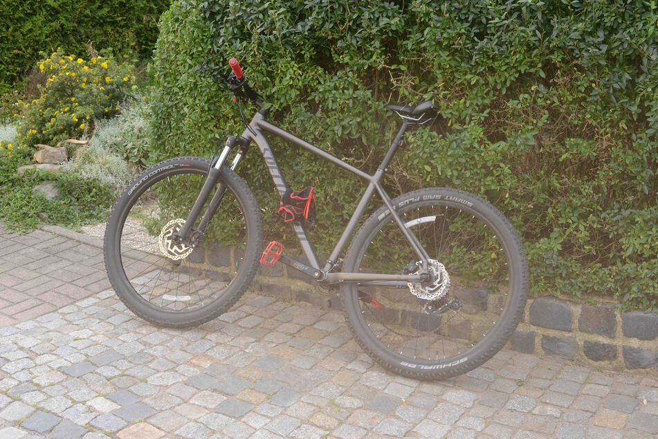 Der Radfahrer wurde verletzt und in ein Krankenhaus eingeliefert.