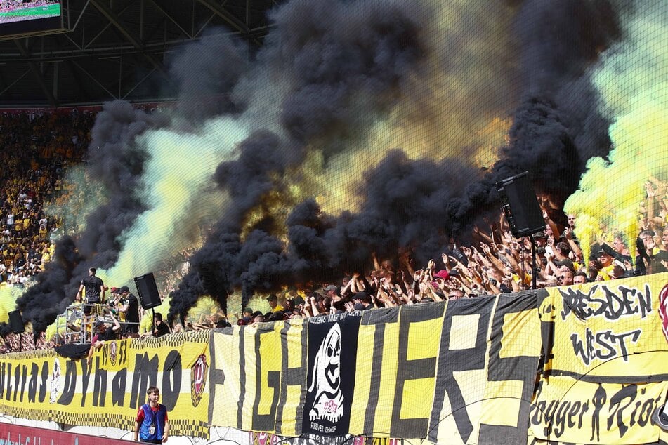 Die Dynamo-Fans zündeten vor dem Spiel Pyro.