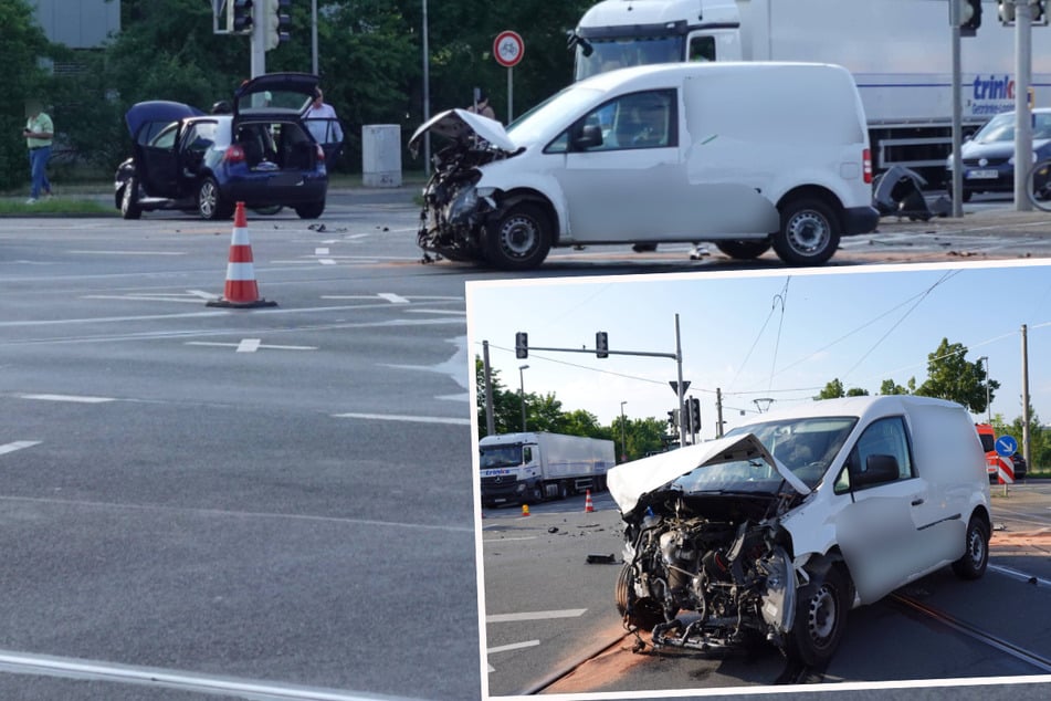 Auf Kreuzung ineinander gekracht: Zwei Verletzte bei schwerem Unfall in Leipzig-Heiterblick