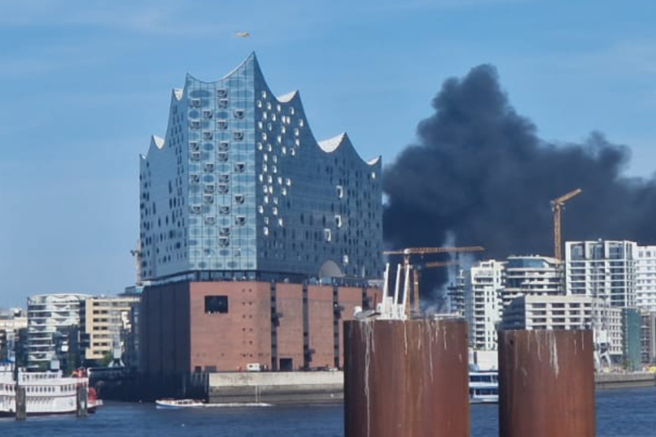 Hamburg: Großfeuer in Hamburg: Polizei gibt nach Explosionen Entwarnung