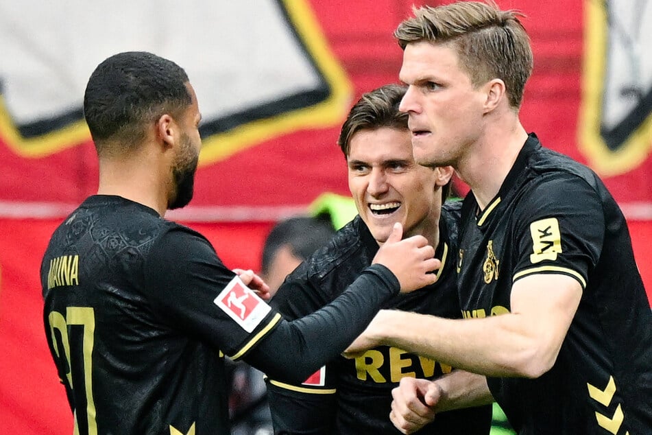 Alessio Castro-Montes (m.) erzielte den 2:2-Ausgleich für den 1.FC Köln nach Vorarbeit von Marius Bülter (r.).