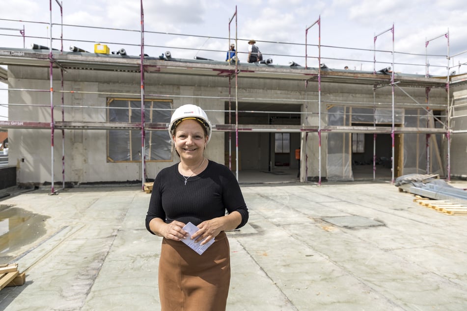 Schulleiterin Maria Poll (50) freut sich über das moderne Konzept des Gymnasiums und hofft, dass es die Schüler auch nach Schulschluss animiert, Vorträge oder Projekte gemeinsam in einem der vier Lichthöfe vorzubereiten.
