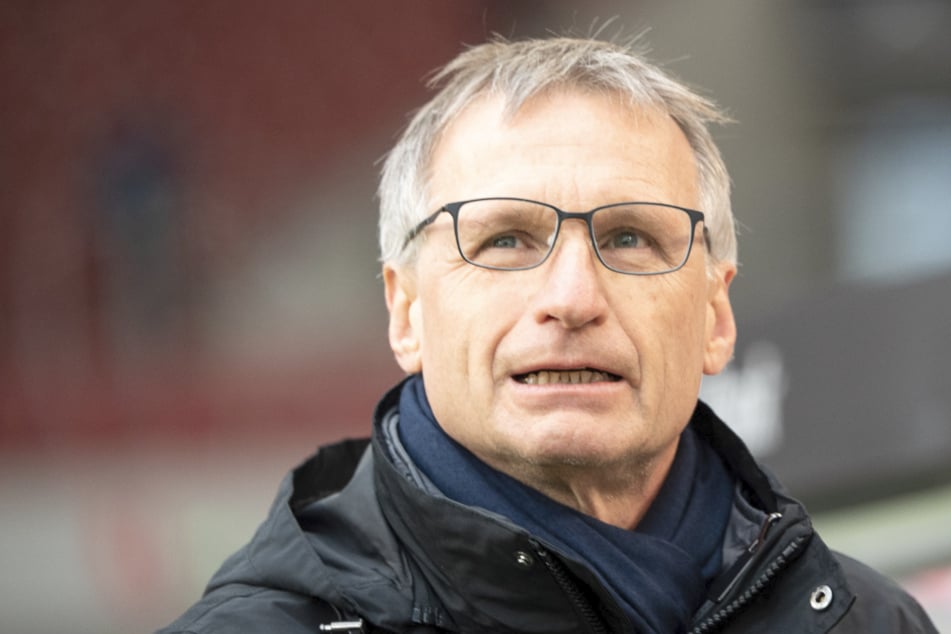 Michael Reschke (63), ehemaliger Sportvorstand des VfB Stuttgarts, geht 2019 durchs Stadion. Er lobt nun die Leistung des Trainers Matarazzo im Hinblick auf Castro.