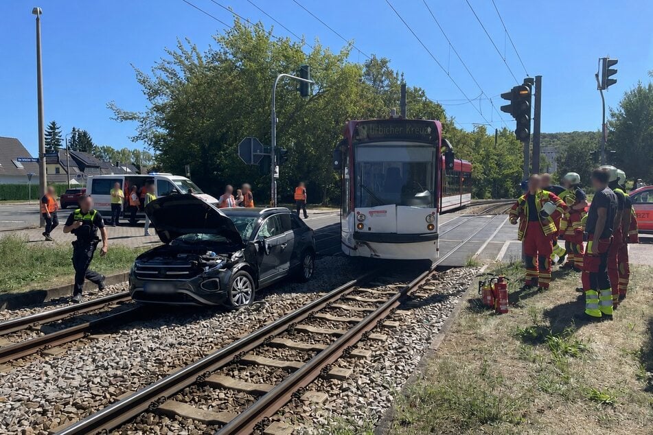 Bei dem Zusammenstoß wurde eine Straßenbahn in Erfurt aus dem Gleis geschoben.