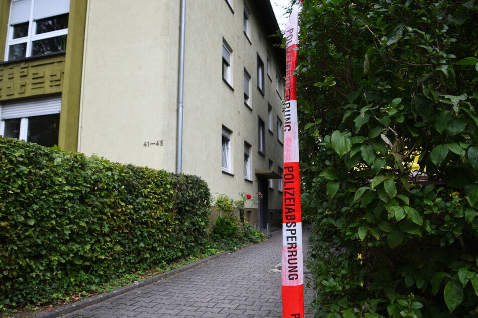 Die Frau wurde vor ihrer Wohnung von ihrem Mann hinterrücks mit einem Messer angegriffen.
