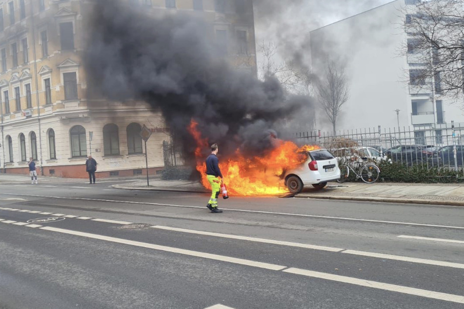 Die Influencerin beobachtete am Montag einen heftigen Autobrand an der Merseburger Straße.