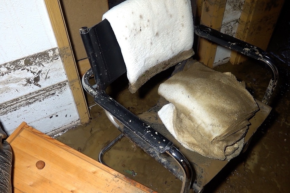 Beschädigte und zerstörte Möbel im Zuhause der Familie Moritz.