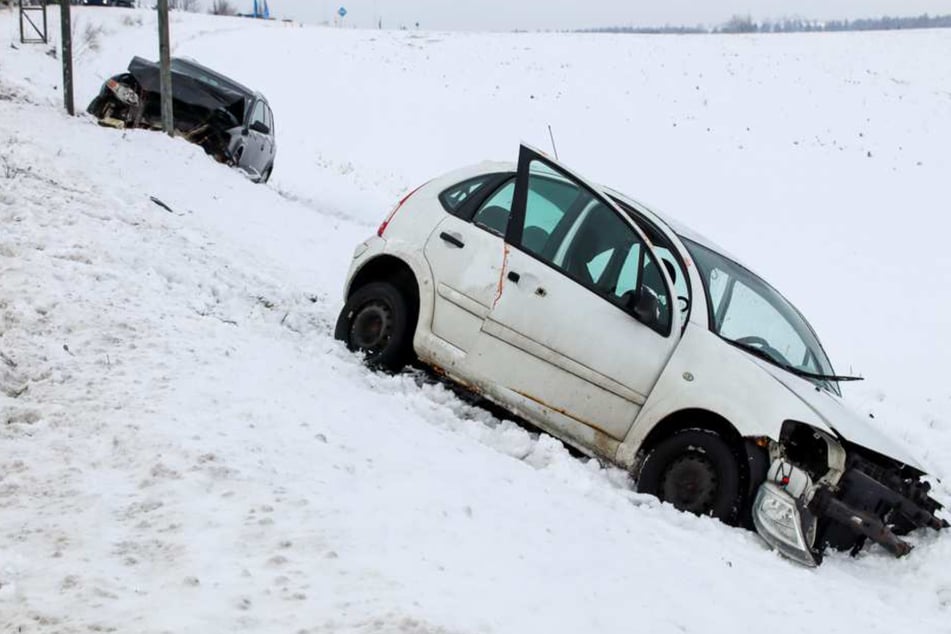 Beide Autos wurden von der Straße geschleudert.