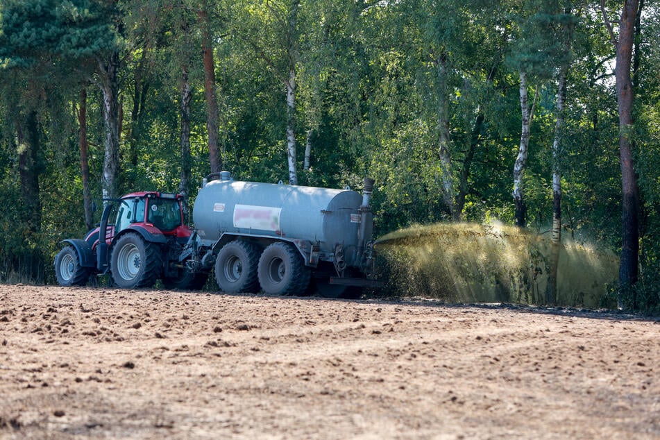 Landwirte eilten der Feuerwehr mit Güllefässern voll Wasser zur Hilfe, um die Flammen zu löschen.