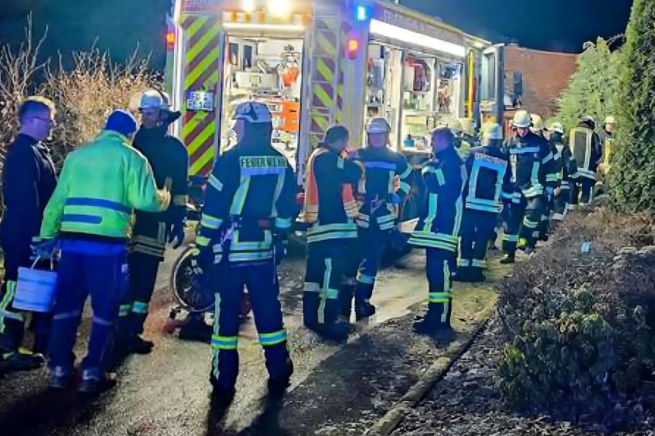 Die Feuerwehr rückte mit einem Großaufgebot am Mehrfamilienhaus an.