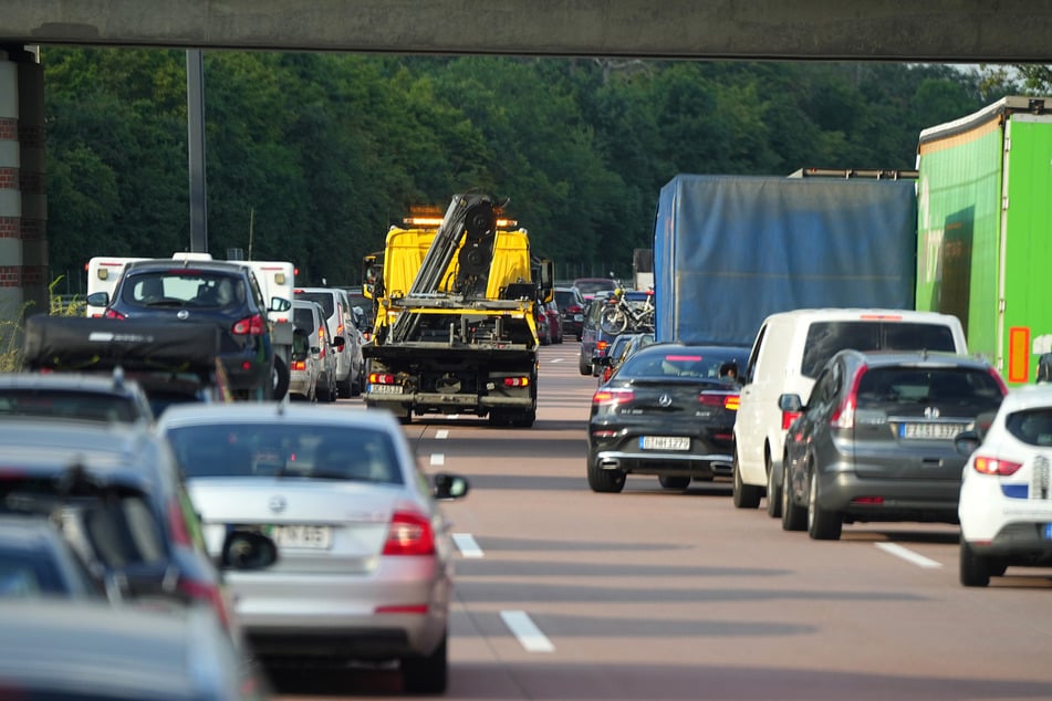 Alle im Stau stehende Fahrzeuge sollten eine Rettungsgasse bilden. (Symbolbild)