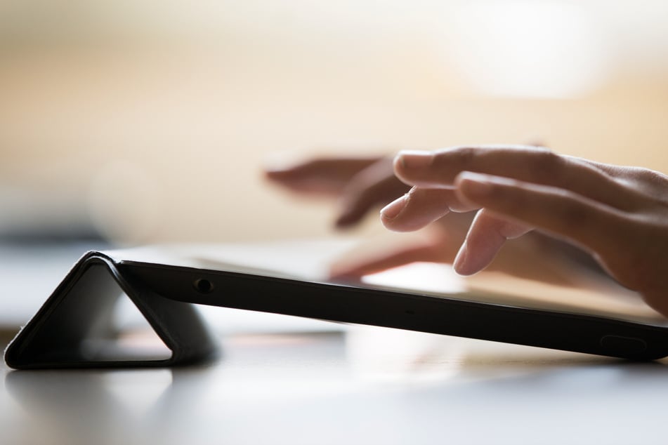 Über ein Schul-Tablet wurde ein Video mit verbotenen NS-Symbolen verschickt. Nun ermittelt die Polizei. (Symbolbild)