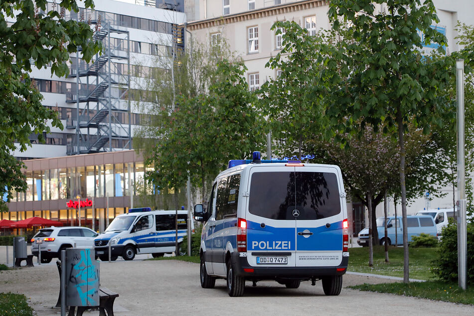 Am Johannisplatz wurde ein Mann (43) am Samstag von zwei Unbekannten beklaut. (Archivbild)