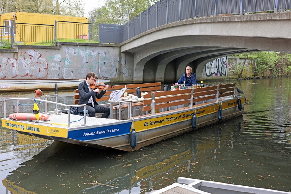 Das Motorboot "Johann Sebastian Bach" des Leipziger Stadthafens zeigt sich seit dem heutigen Mittwoch im neuen Gewand der Leipziger Gruppe.
