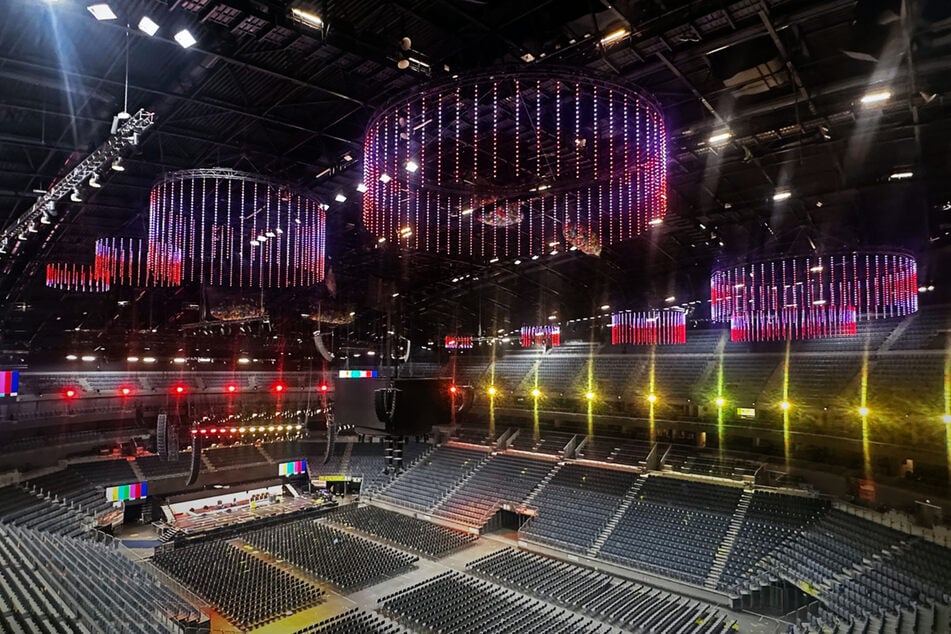 Die neun Traversen sollen die Lanxess-Arena in ein "stimmungsvolles Lichtermeer" verwandeln.