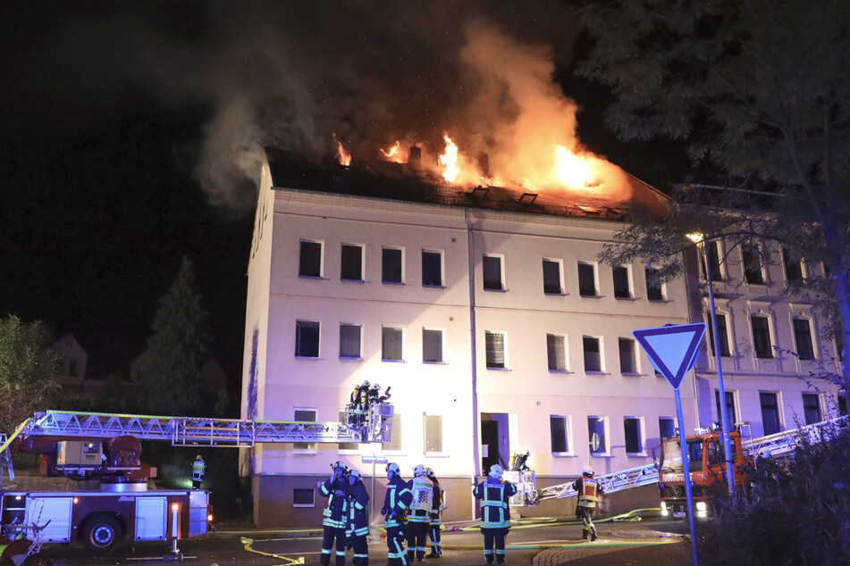 Die Feuerwehr war mit 70 Kameraden im Einsatz, um das Feuer in der Altenhainer Straße in Frankenberg zu löschen.