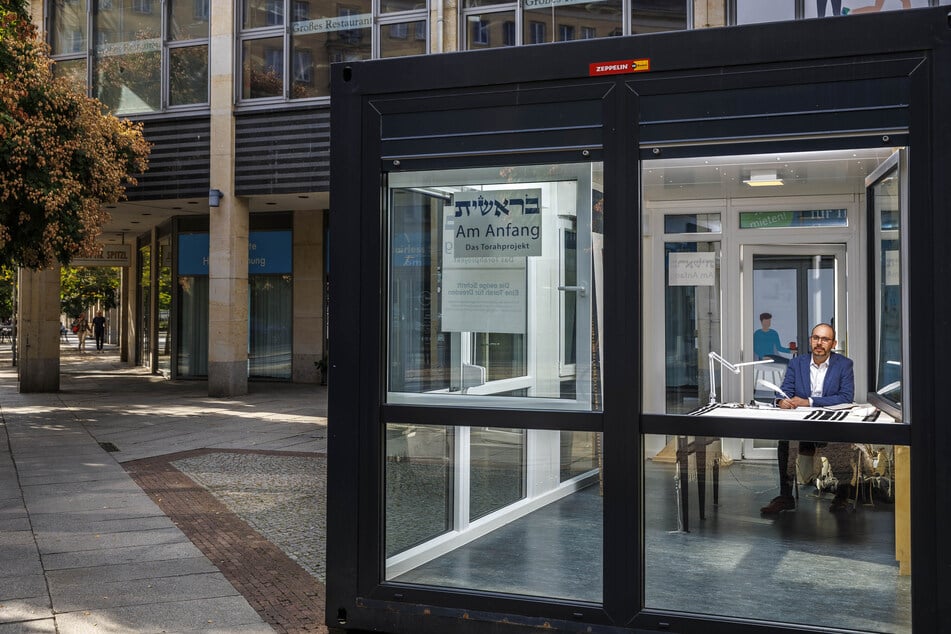 Yehoshua Ze'ev Dias (38), aus Mexiko stammend, im Schreib-Pavillon auf der Wilsdruffer Straße. Wechselnd dort und im Gebäude der Jüdischen Kultusgemeinde wird er arbeiten.