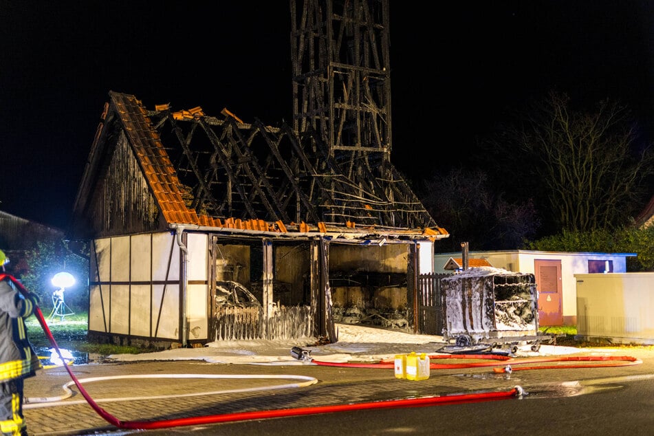 Durch das Feuer entstand ein Sachschaden in sechsstelliger Höhe.