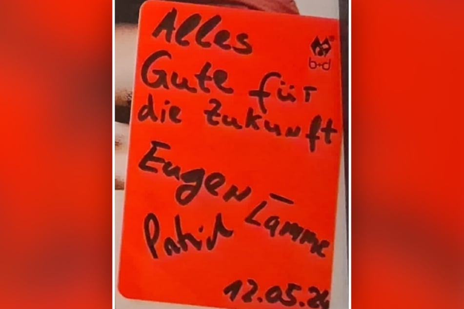 Auch Davy Frick bekam zwei Jahre zuvor zu seinem letzten Punktspiel eine unterschriebene gelbe und rote Karte. Mit dabei: Referee Eugen Ostrin.