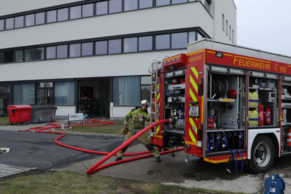 Dresden: Maschinen-Brand in Dresden: Vier Personen erleiden Rauchvergiftung