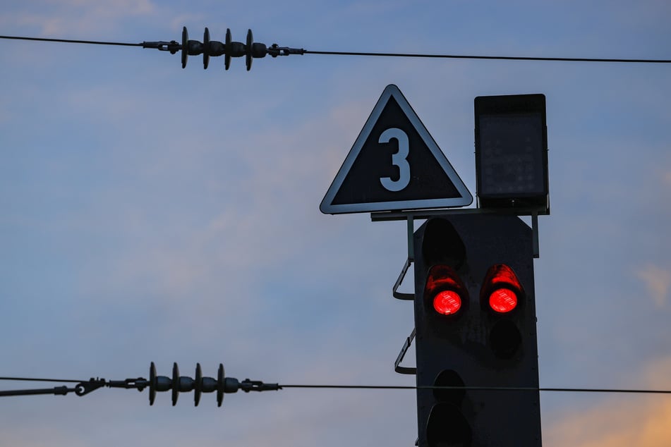 Mehrere Kabel durchtrennt: Vandalen legen Bahnverkehr lahm