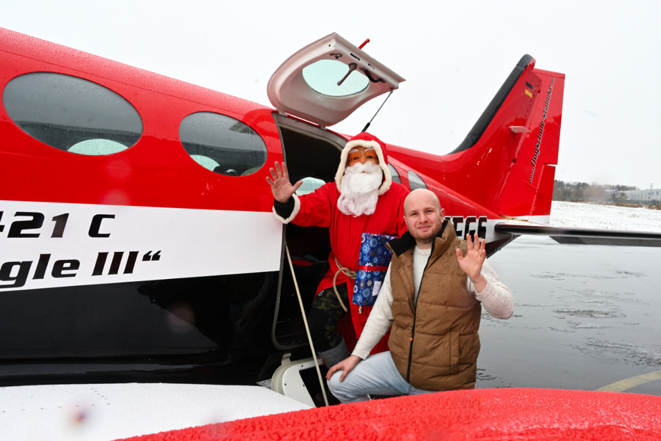 Philipp Arnold (36) wird den Weihnachtsmann samt Geschenken am Freitag persönlich in Jahnsdorf einfliegen.