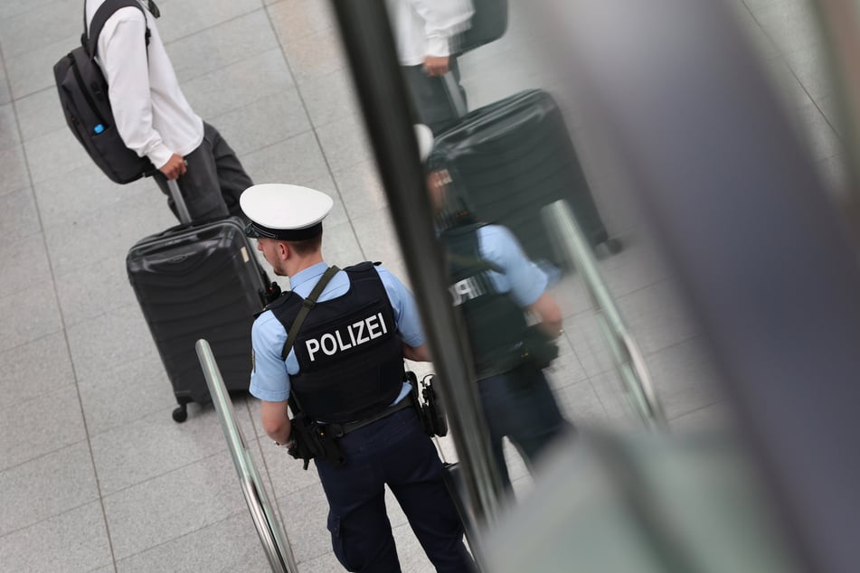 Ein Bundespolizist hat einen kriminellen Dienst mit Daten versorgt. Dafür wurde er verurteilt. (Symbolbild)