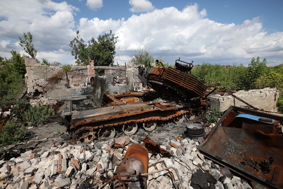 Ein ukrainischer Panzer, der bei russischen Angriffen in Torezk zerstört wurde.