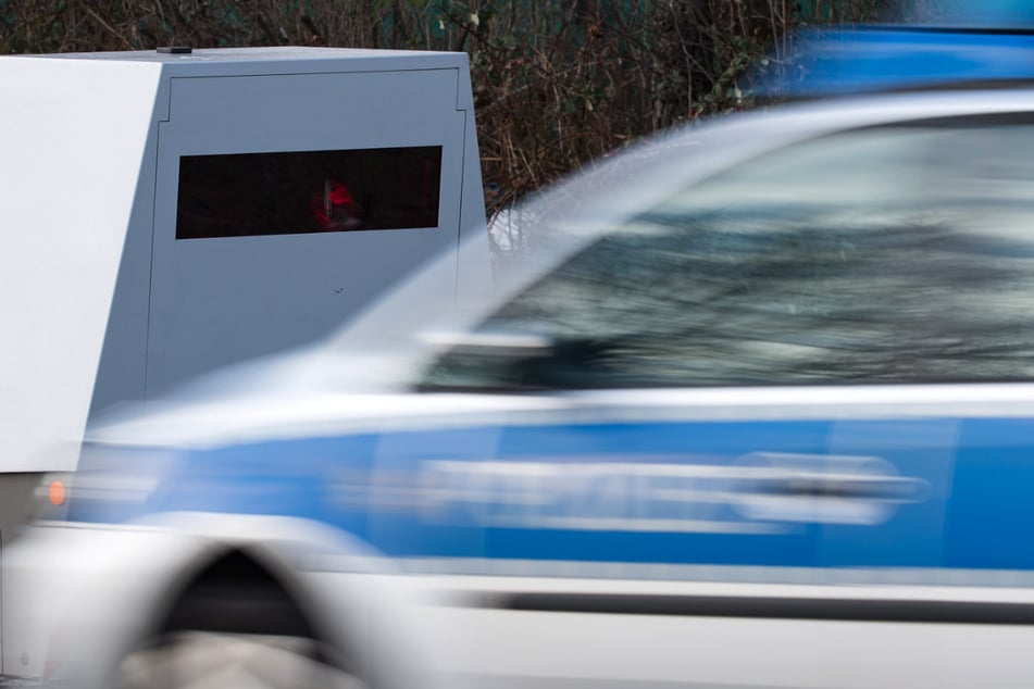 Blitzer-Bilanz auf A100: Hunderte Autos zu schnell und ein Raser fällt besonders auf