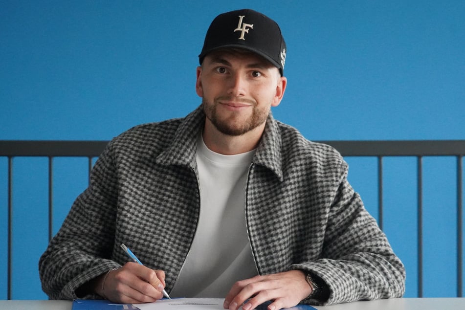 Leonhard von Schroetter (27) bei der Vertragsunterschrift: Der Drittliga-erfahrene Spieler wird künftig beim CFC spielen.