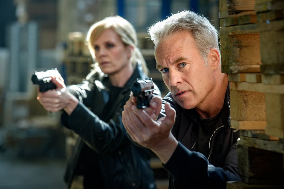 Ina Zimmermann (Melanie Marschke, 56) und Jan Maybach (Marco Girnth, 55) ermitteln zu einem Überfall auf ein Baustoffcenter.