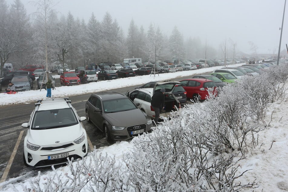 Bis auf den letzten Platz gefüllt sind die Parkplätze am Torfhaus im Landkreis Goslar.