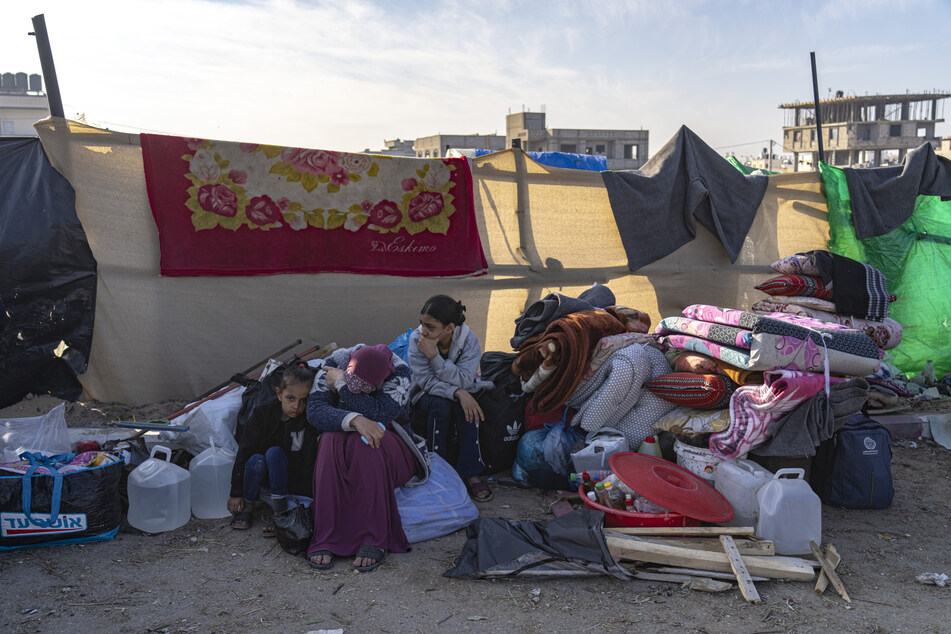 Palästinenser, die durch die israelischen Luftangriffe vertrieben wurden, versammeln sich in einem Zeltlager.