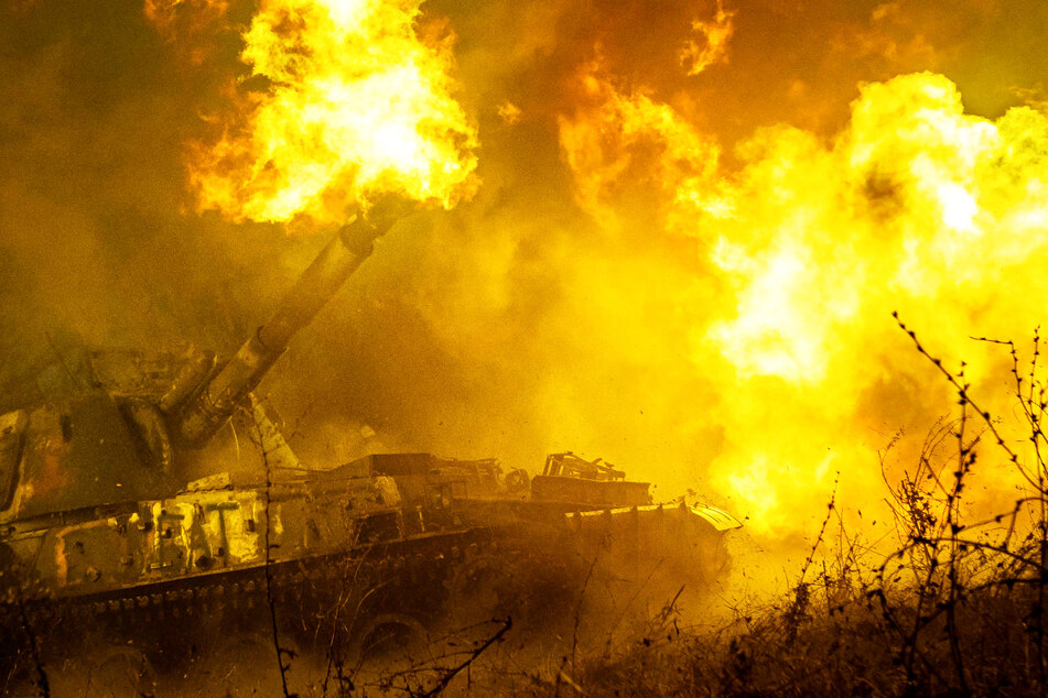 Krieg in der Ukraine: Eine selbstfahrende Panzerartillerie schießt an einer Frontlinie in der Region Charkiw.