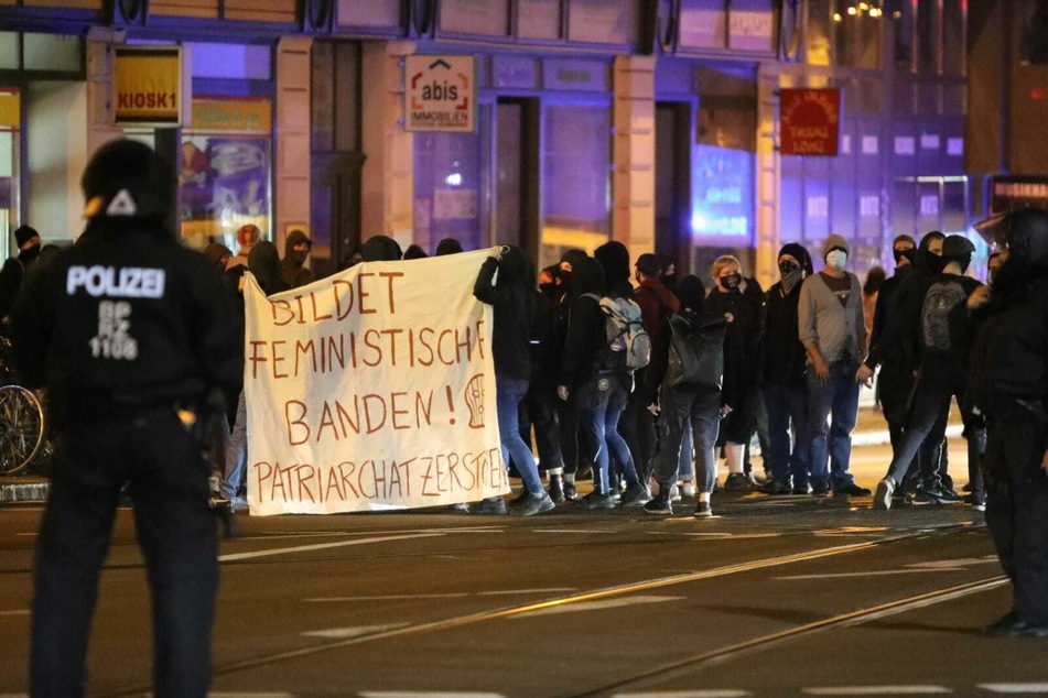 Wenig später kam es zu einer weiteren Demonstration vor der Polizeidirektion an der Dimitroffstraße. Die Teilnehmer forderten die Freilassung der Festgenommen.
