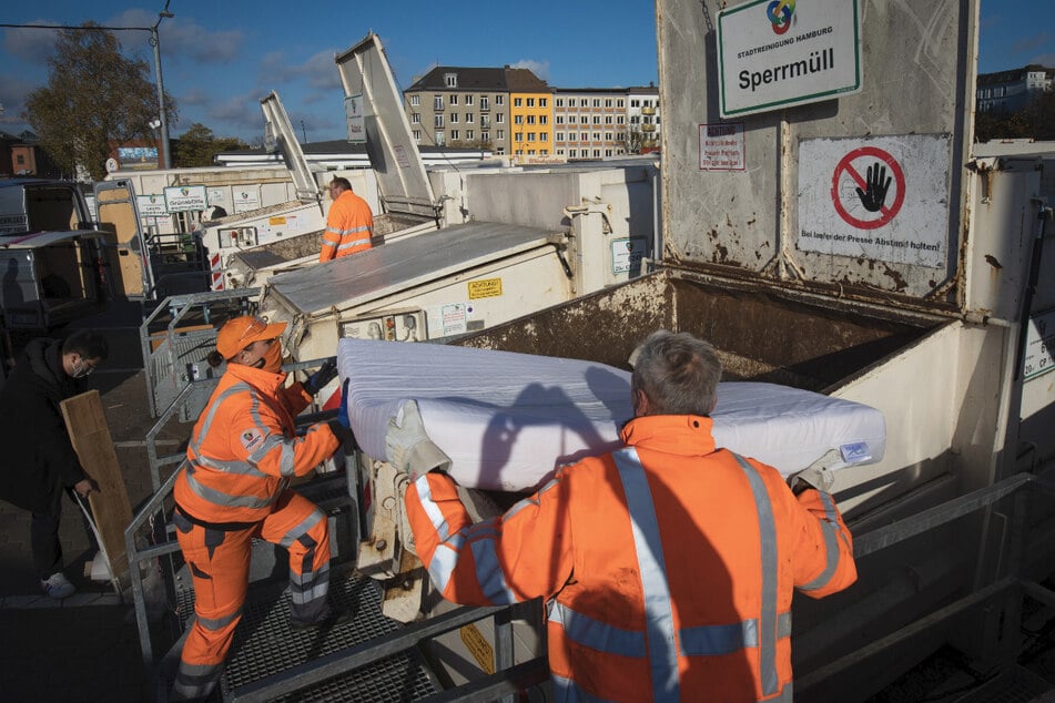 Auch die Recyclinghöfe in Hamburg sind vom Warnstreik betroffen. (Archivbild)