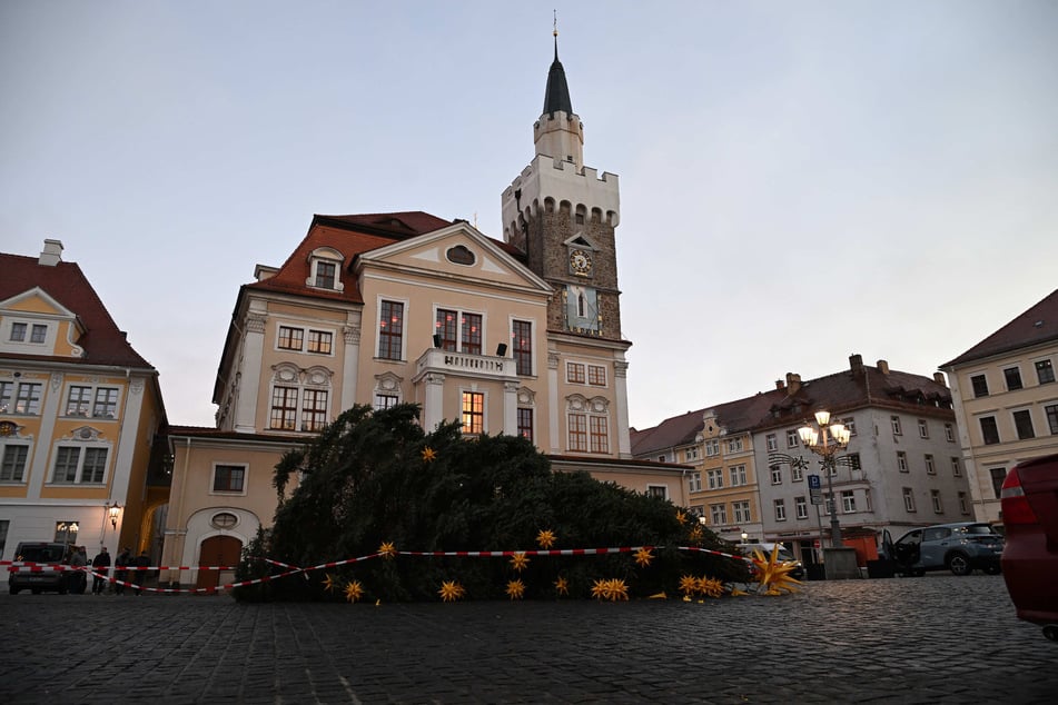 Ersten Erkenntnissen nach beläuft sich der Sachschaden auf rund 2000 Euro.