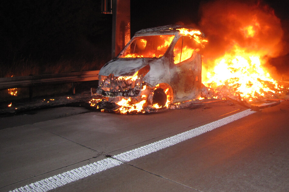 Mitten auf der A2: Mit Schuhen beladener Transporter geht während der Fahrt in Flammen auf