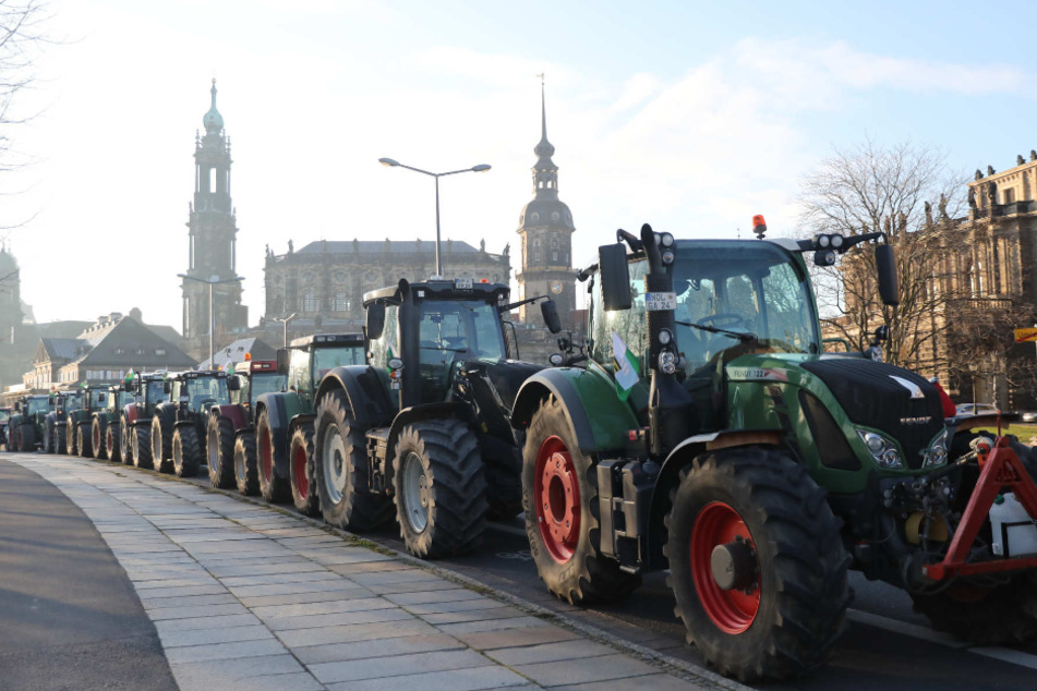 Von lautem Gehupe begleitet reihen sich die Traktoren entlang des Terrassenufers in Blickrichtung des Landtages auf.
